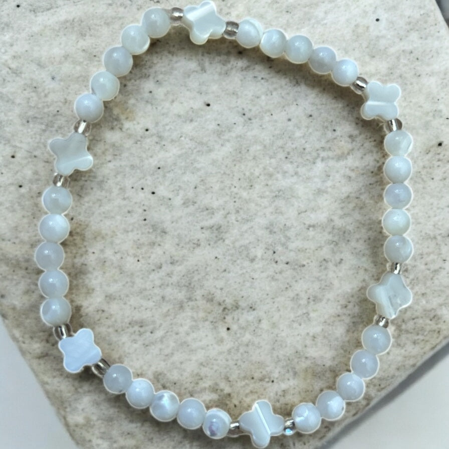 Mother of pearl clover beaded bracelet