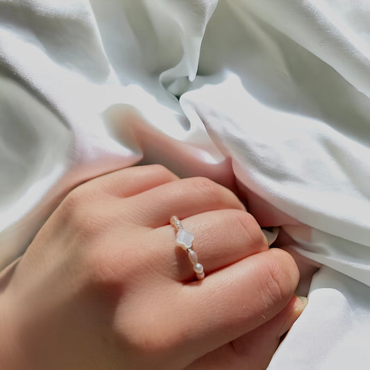 Pearl with mother of pearl clover beaded ring