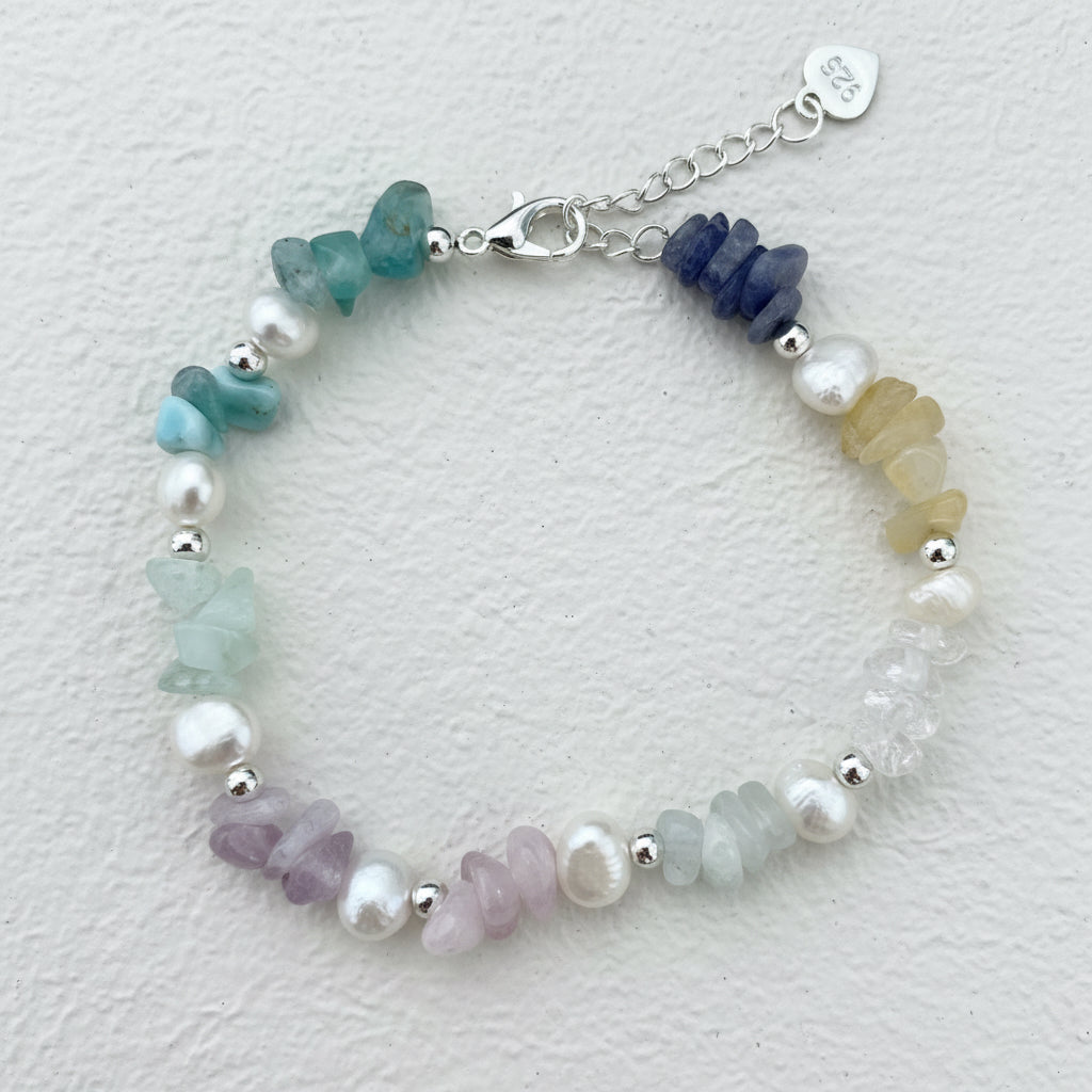 A bracelet with multicoloured crystal chips and pearls.