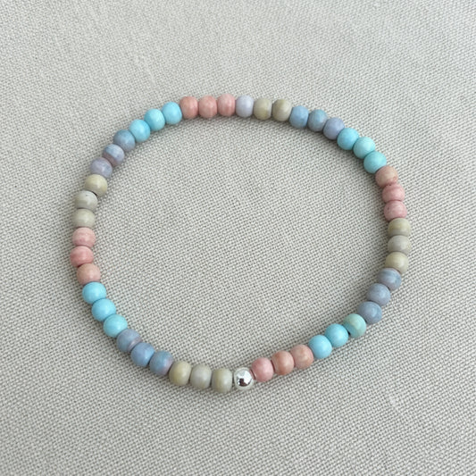 A multicoloured agate and silver bead bracelet.
