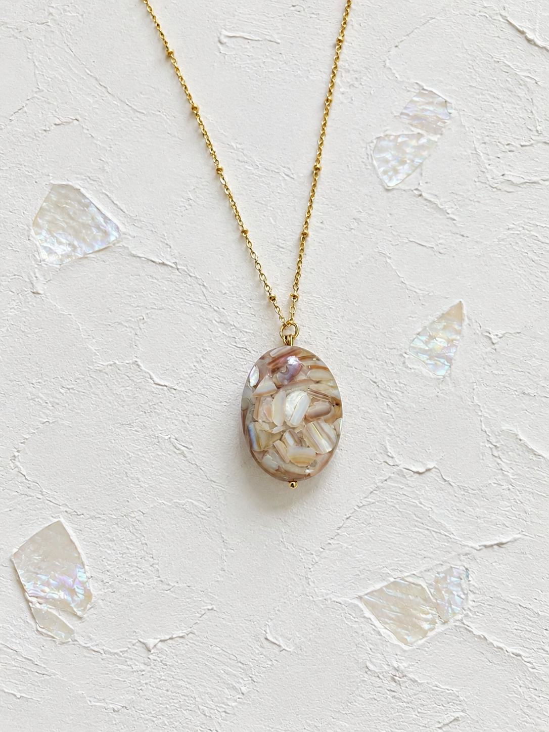 Mother of pearl oval shine necklace