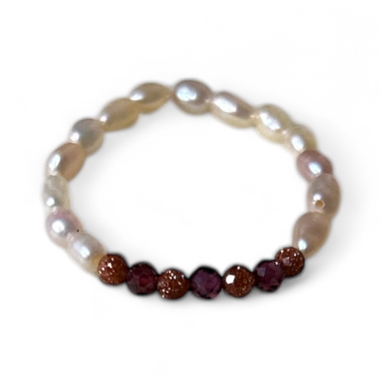 Beaded ring with alternating pearls and maroon beads on a white background.