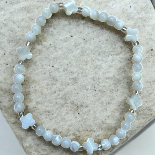 Mother of pearl clover beaded bracelet