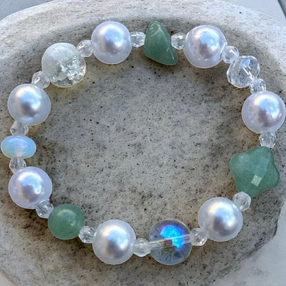Beaded bracelet with pearls and green stones.