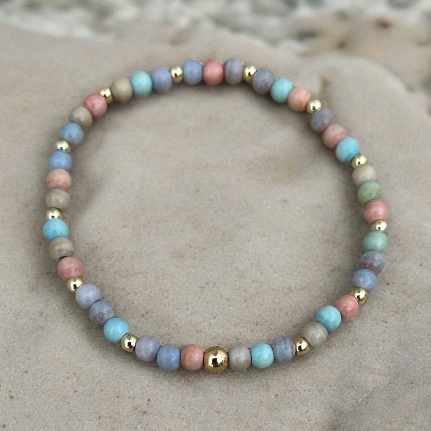 Alashan agate & gold beaded bracelet