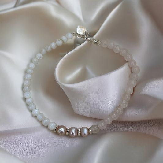 Nolan bracelet with rose quartz, fresh water pearls and mother of Pearl.
