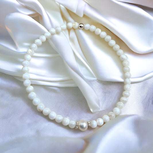 Selina bracelet with mother of pearl and fresh water pearl.