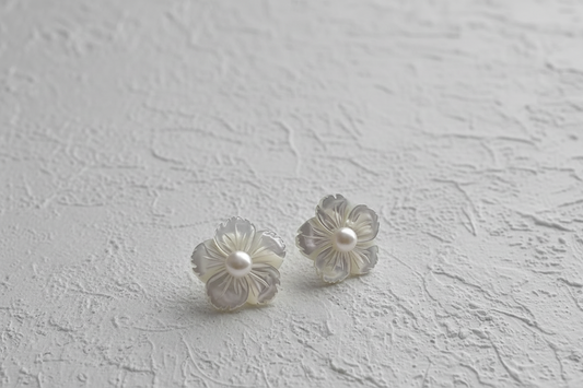 Mother of pearl flower earrings